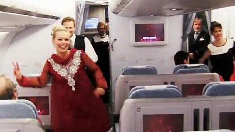VIDEO! Vezi stewardesele care danseaza in stil indian, in avion!