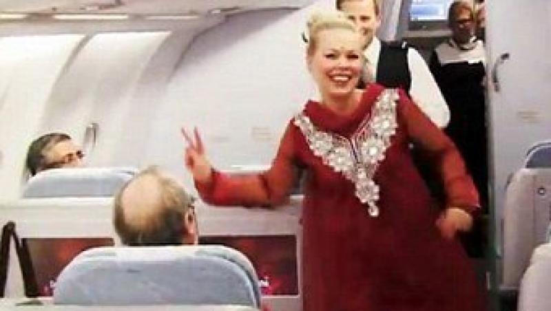 VIDEO! Vezi stewardesele care danseaza in stil indian, in avion!