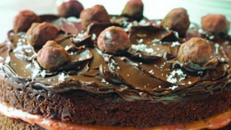 Desert: Tort de ciocolata cu caramel sarat