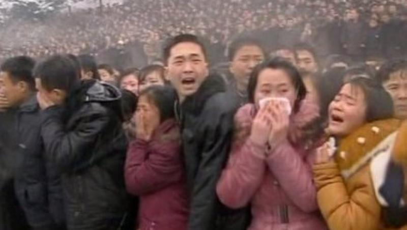 FOTO! Nord-coreenilor li s-a interzis sa poarte manusi la inmormantarea lui Kim Jong-il, desi afara ningea