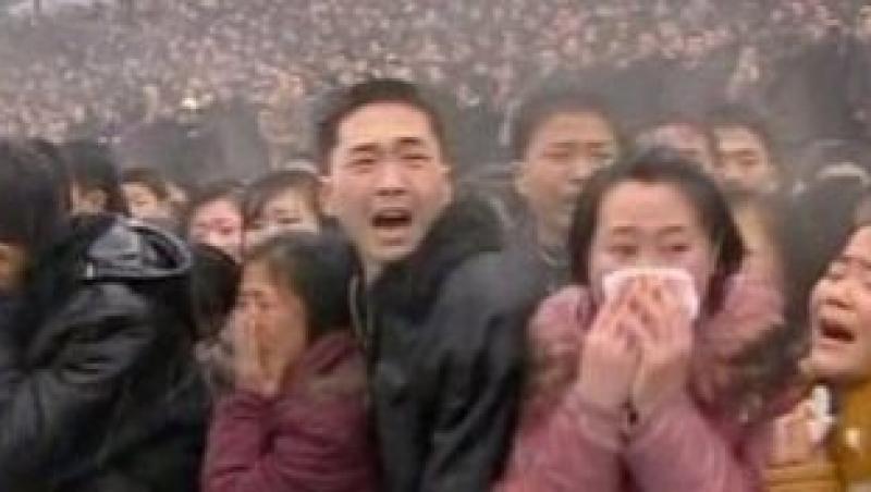 FOTO! Nord-coreenilor li s-a interzis sa poarte manusi la inmormantarea lui Kim Jong-il, desi afara ningea