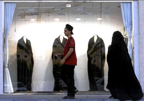 Arabia Saudita va interzice barbatilor sa vanda lenjerie intima
