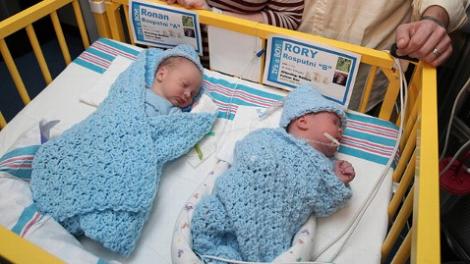 FOTO! Trei perechi de gemeni s-au nascut in ani diferiti!