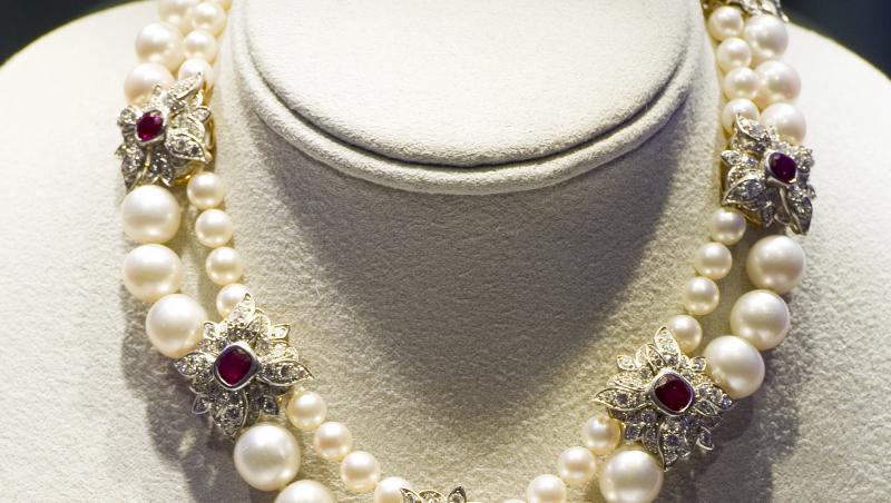 Cele mai scumpe accesorii si obiecte vestimentare licitate in 2011