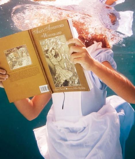 FOTO! Sedinta foto subacvatica inspirata de Alice in Tara Minunilor