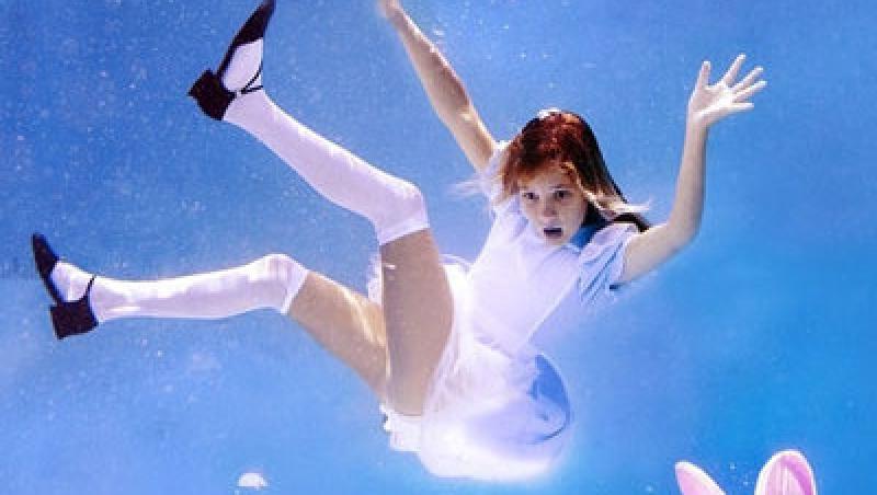 FOTO! Sedinta foto subacvatica inspirata de Alice in Tara Minunilor