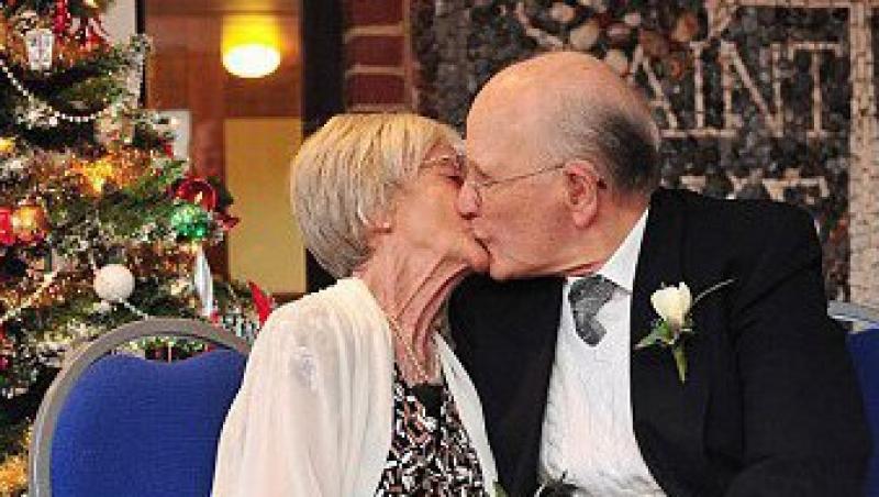 Un cuplu britanic s-a casatorit dupa 33 de ani de logodna