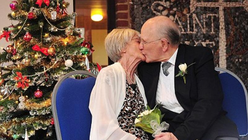 Un cuplu britanic s-a casatorit dupa 33 de ani de logodna