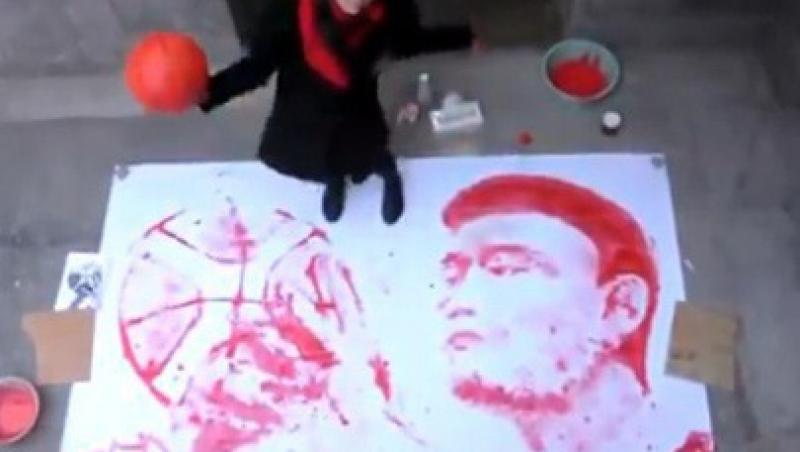 VIDEO! Cum picteaza o artista un portret cu o minge de baschet