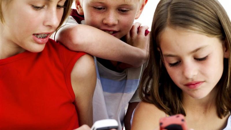 VIDEO! Tinerii au tendinta sa minta mai mult prin SMS