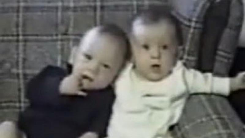 VIDEO! Sughitul unui bebelus il face pe fratele lui sa rada
