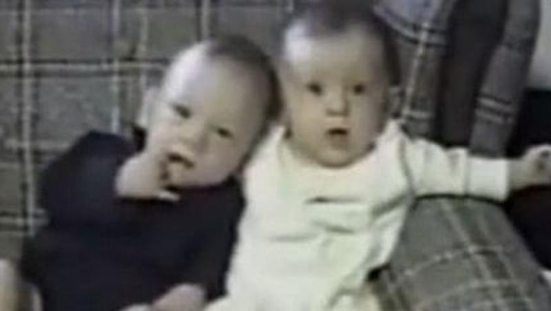 VIDEO! Sughitul unui bebelus il face pe fratele lui sa rada