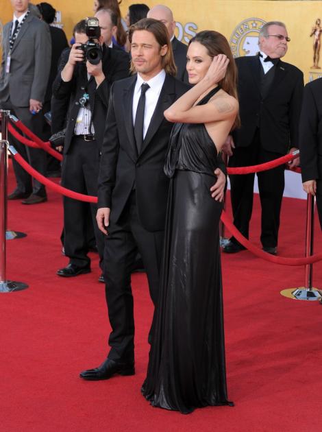 SAG AWARDS 2012: Angelina Jolie a socat pe covorul rosu!