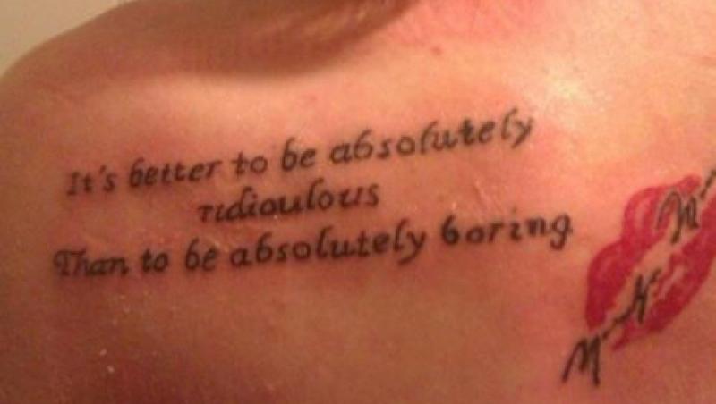 Vezi ce cuvinte stupide si-a tatuat o fata!