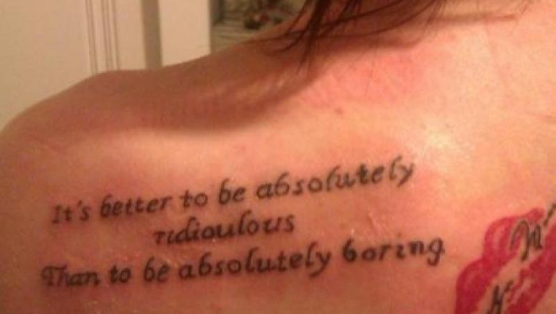 Vezi ce cuvinte stupide si-a tatuat o fata!