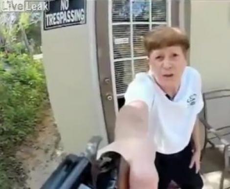 VIDEO! O bunicuta a oprit un fugar urmarit de politie amenintandu-l cu pistolul