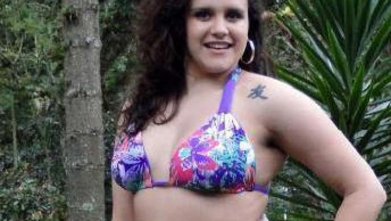 FOTO! Brazilia: Fotomodele XXL prezinta o colectie de costume de baie