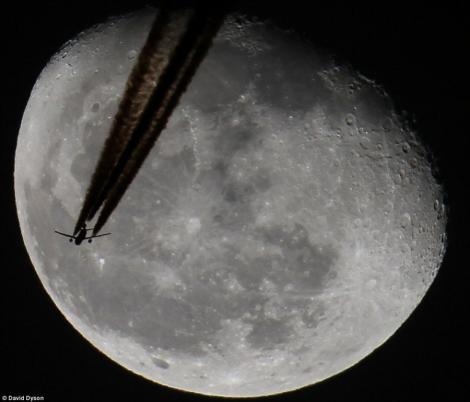 FOTO! Un avion "aterizeaza" pe Luna
