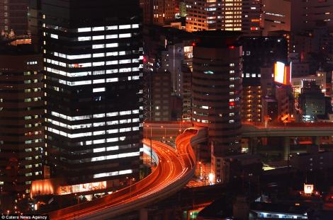 FOTO SOC! Japonia: autostrada TRECE printr-o cladire!