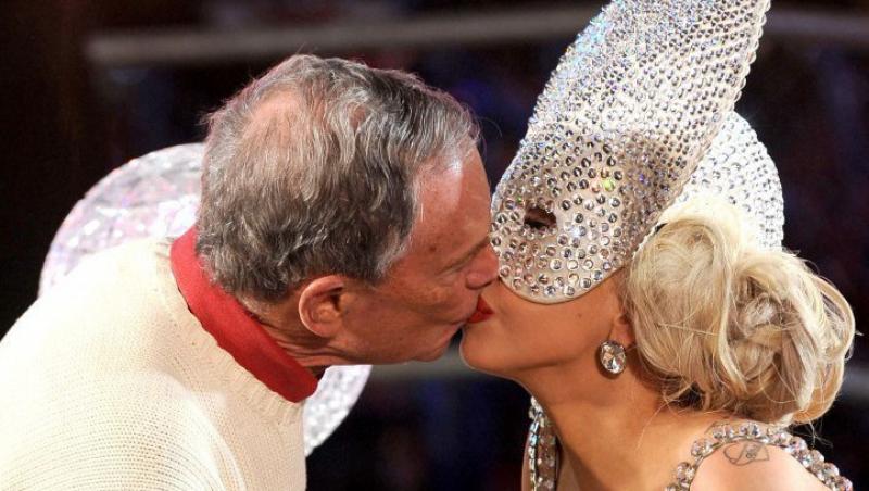 FOTO! Lady Gaga s-a sarutat cu primarul orasului New York!