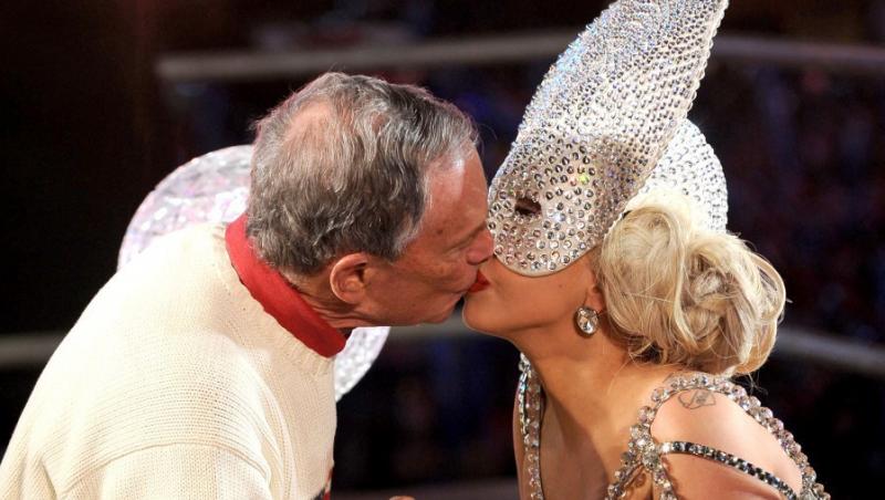 FOTO! Lady Gaga s-a sarutat cu primarul orasului New York!