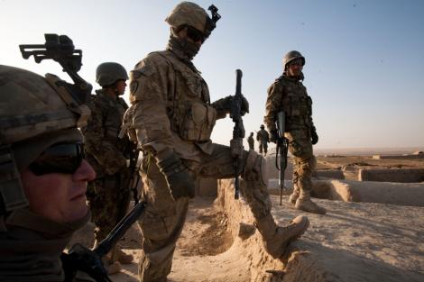 GALERIE FOTO! Copii si soldati, la "vanatoare" de explozibili in Afghanistan