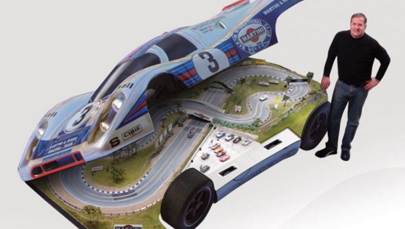 FOTO! Noua jucarie masculina: Masina cu circuit de Formula 1 in interior