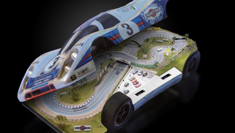 FOTO! Noua jucarie masculina: Masina cu circuit de Formula 1 in interior