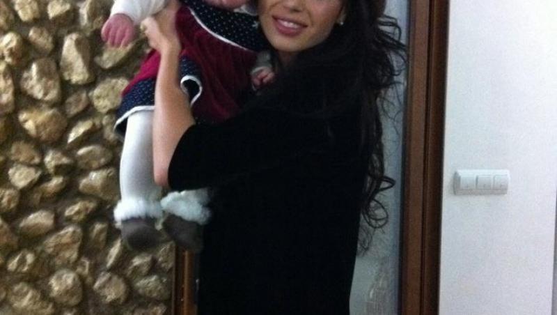 FOTO! Ramona Lazuran i-a pus peruca fiicei sale de numai 4 luni