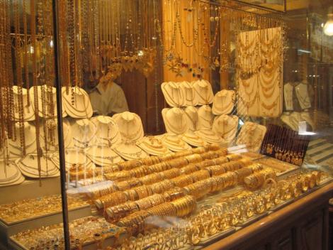 Bijuterii in valoare de 45.000 de dolari, furate dintr-un apartament din Arad