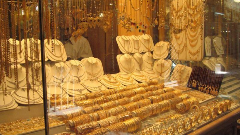 Bijuterii in valoare de 45.000 de dolari, furate dintr-un apartament din Arad