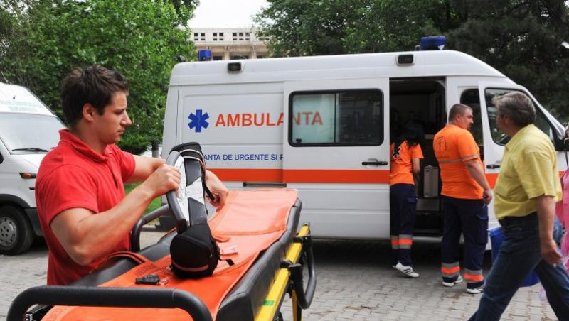Un microbuz a cazut intr-un rau din Maramures: Doi raniti