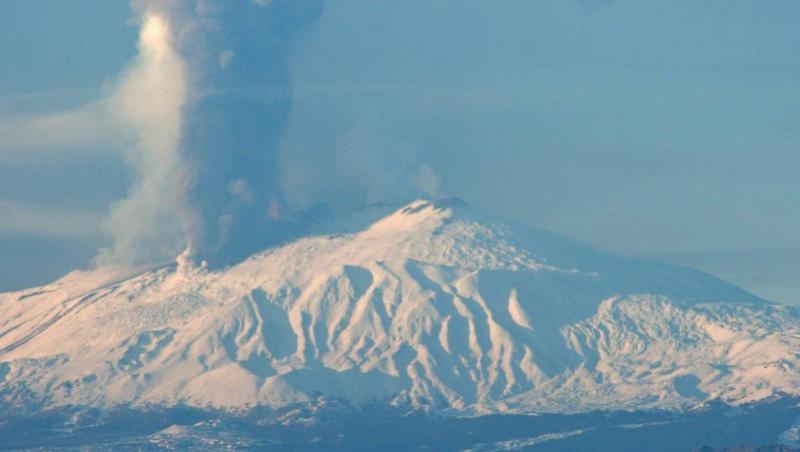 VIDEO! Etna, aproape de eruptie: O coloana de cenusa se ridica deasupra vulcanului