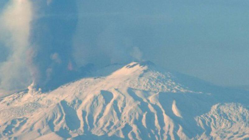 VIDEO! Etna, aproape de eruptie: O coloana de cenusa se ridica deasupra vulcanului