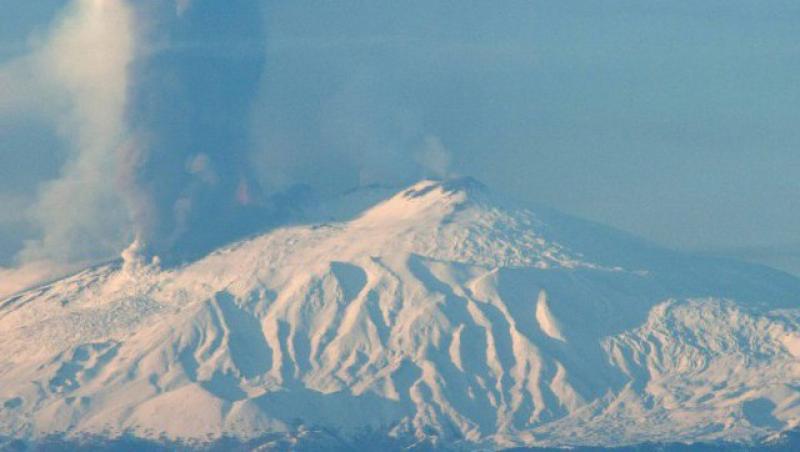 VIDEO! Etna, aproape de eruptie: O coloana de cenusa se ridica deasupra vulcanului