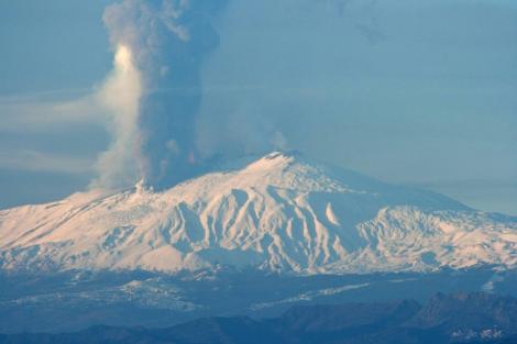 VIDEO! Etna, aproape de eruptie: O coloana de cenusa se ridica deasupra vulcanului