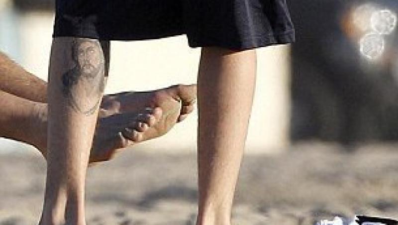 Justin Bieber si-a tatuat chipul lui Iisus pe gamba