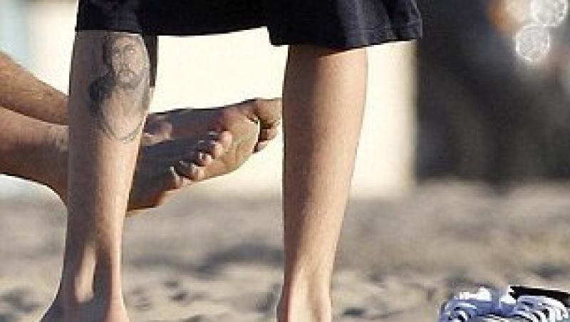 Justin Bieber si-a tatuat chipul lui Iisus pe gamba