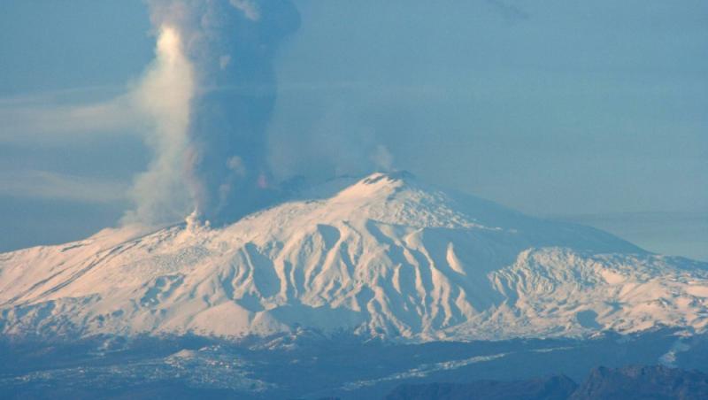 FOTO! Etna a erupt in forta