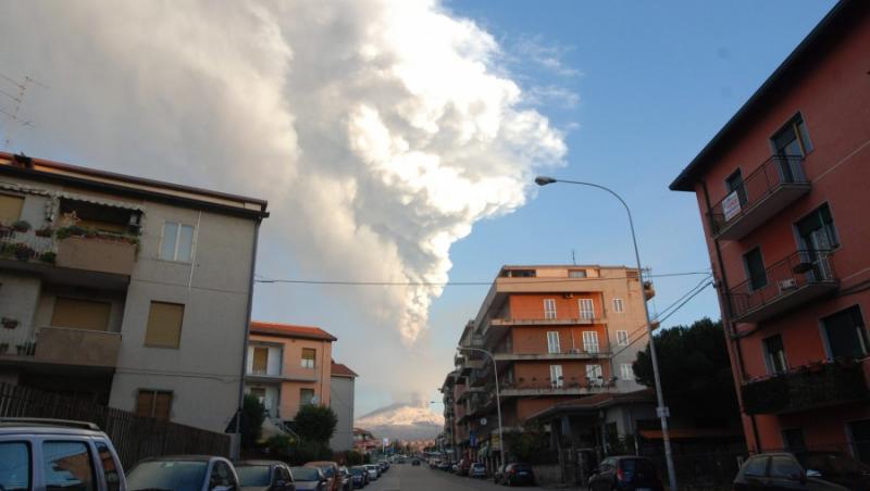 FOTO! Etna a erupt in forta