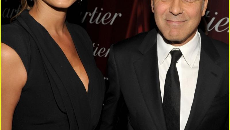 FOTO! George Clooney, un pitic pe langa iubita sa