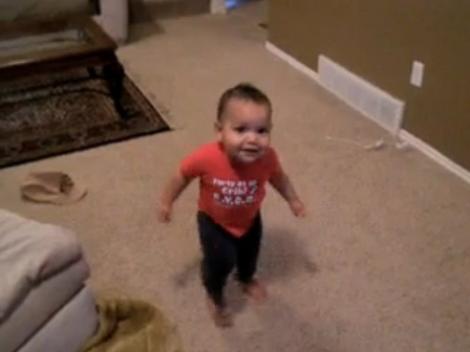 VIDEO! Un bebelus danseaza salsa