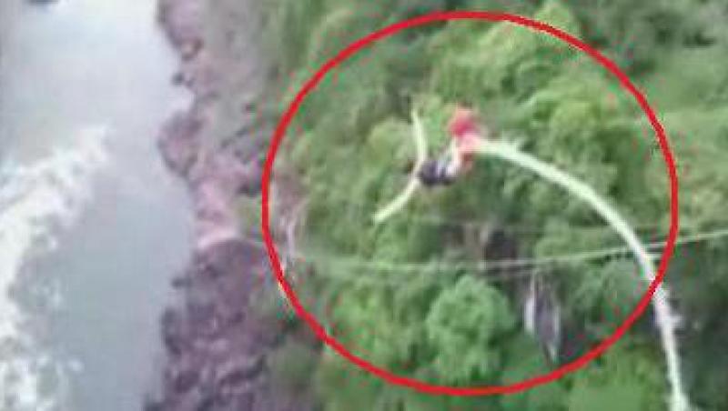 VIDEO! A supravietuit dupa ce a cazut de la 111 metri intr-un rau plin de crocodili