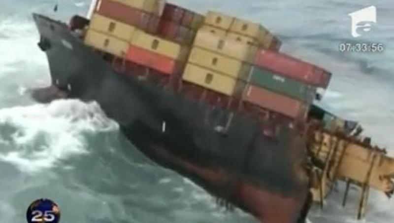 VIDEO! Risc de poluare petroliera. Un cargo s-a rupt in doua in largul coastelor Noii Zeelande
