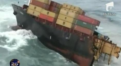 VIDEO! Risc de poluare petroliera. Un cargo s-a rupt in doua in largul coastelor Noii Zeelande