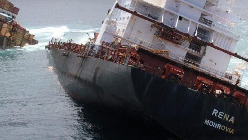 FOTO! Cargo-ul care s-a rupt, cel mai mare dezastru maritim din istoria Noii Zeelande