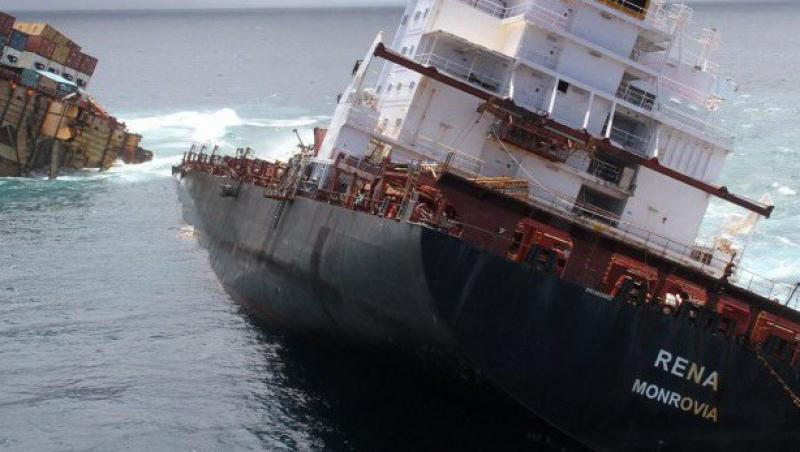 FOTO! Cargo-ul care s-a rupt, cel mai mare dezastru maritim din istoria Noii Zeelande