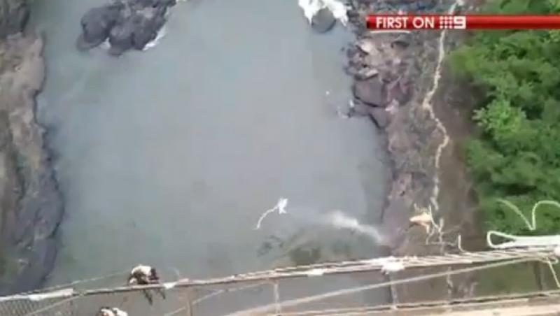 VIDEO! Uimitor: A supravietuit dupa ce i s-a rupt coarda de bungee jumping de la 111 metri