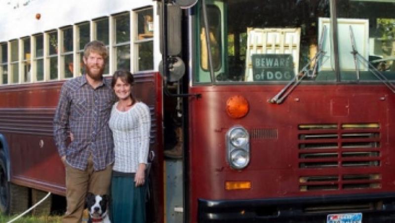 FOTO! Doi americani si-au facut casa in autobuz