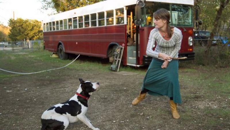 FOTO! Doi americani si-au facut casa in autobuz